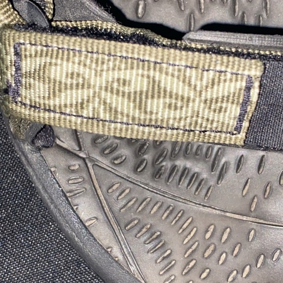 TEVA WO size 7 Black and Olive Green Sandals Hook and Loop closure clean - Picture 3 of 9
